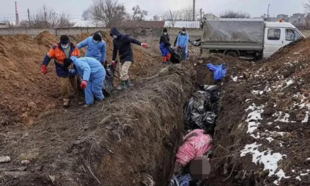 Πόλεμος στην Ουκρανία: Φωτογραφίες που σοκάρουν από ομαδικό τάφο στην Μαριούπολη